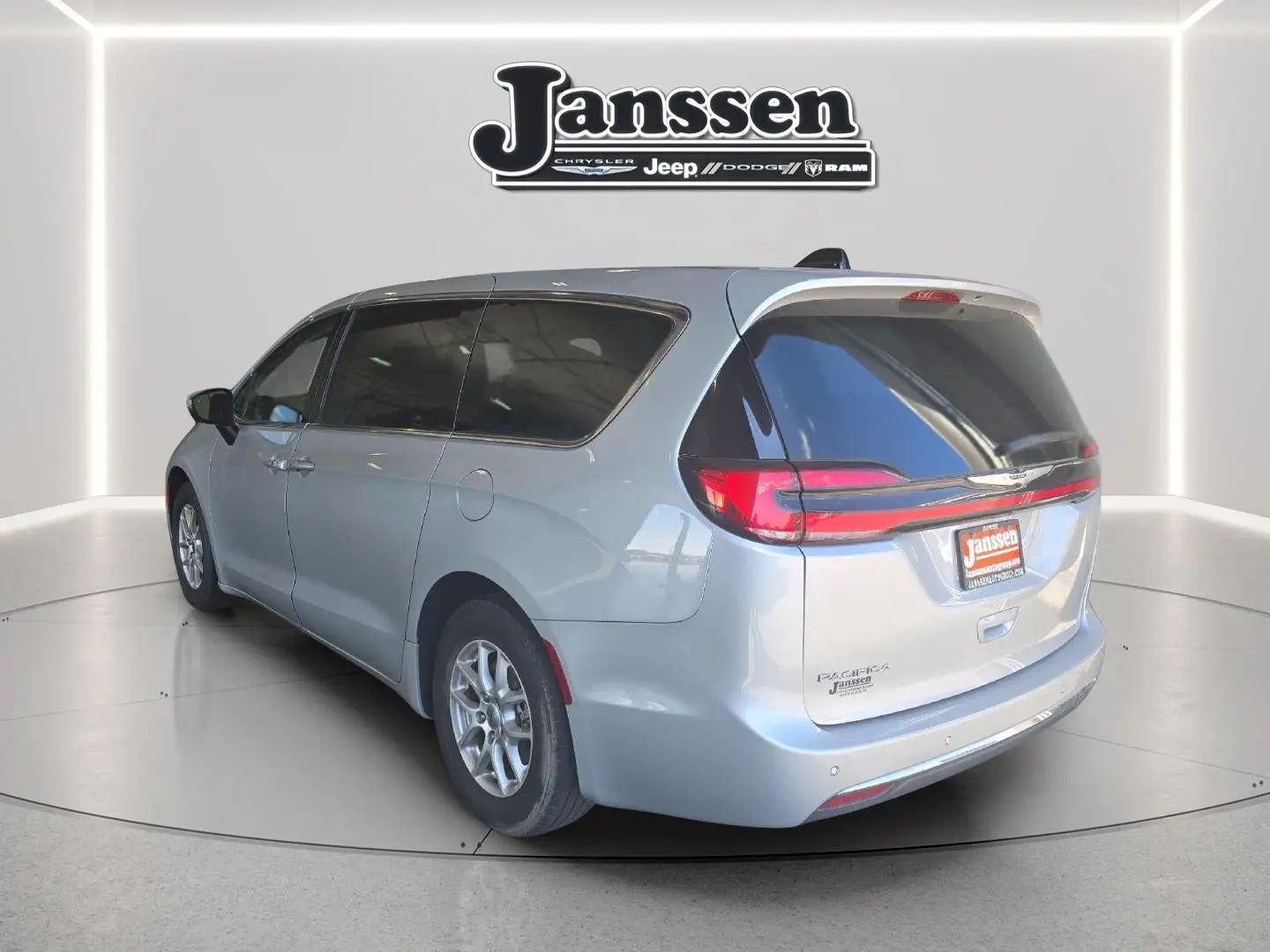 2023 Chrysler Pacifica Touring L photo 3