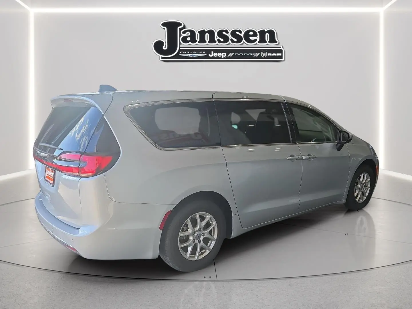 2023 Chrysler Pacifica Touring L photo 5