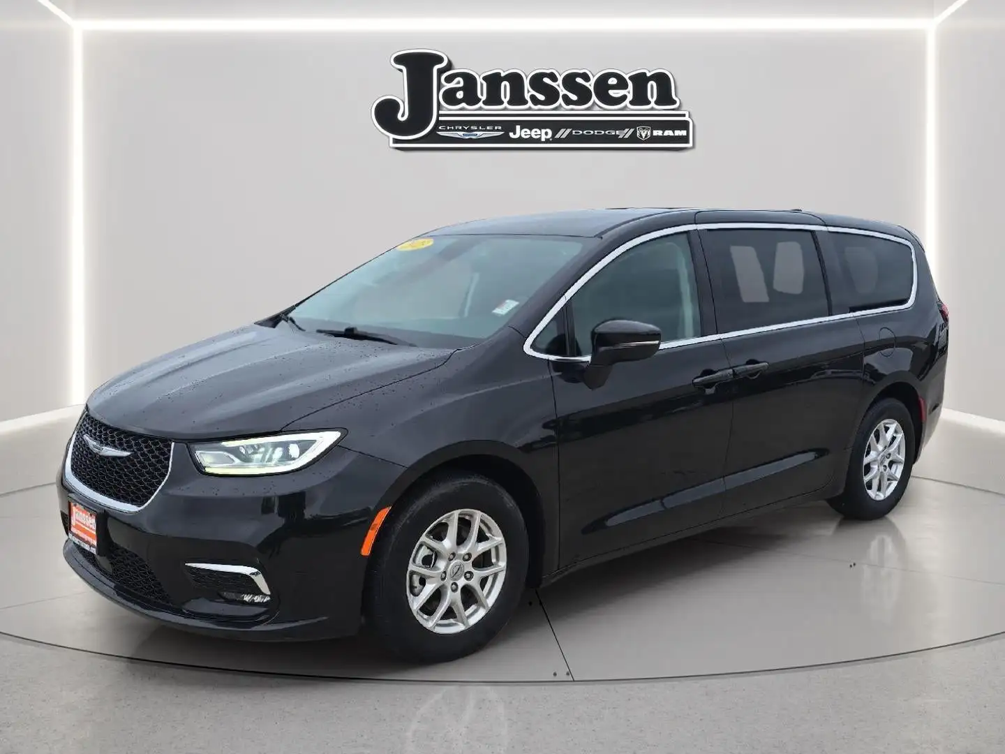 2023 Chrysler Pacifica Touring L's photo