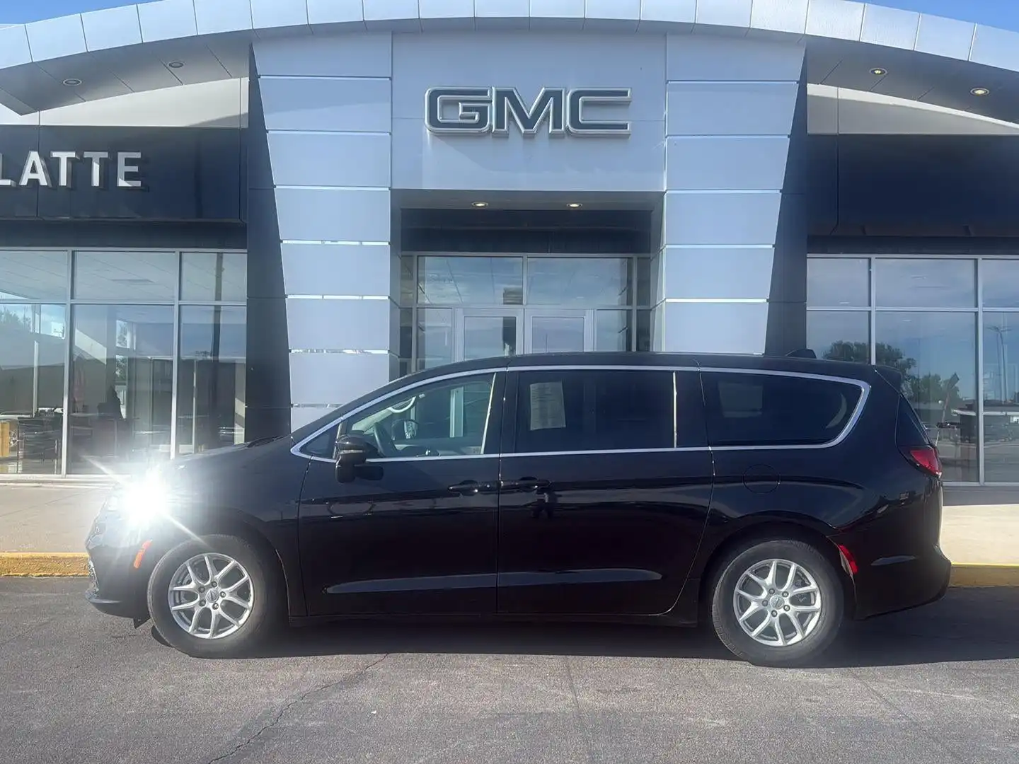 2023 Chrysler Pacifica Touring L's photo
