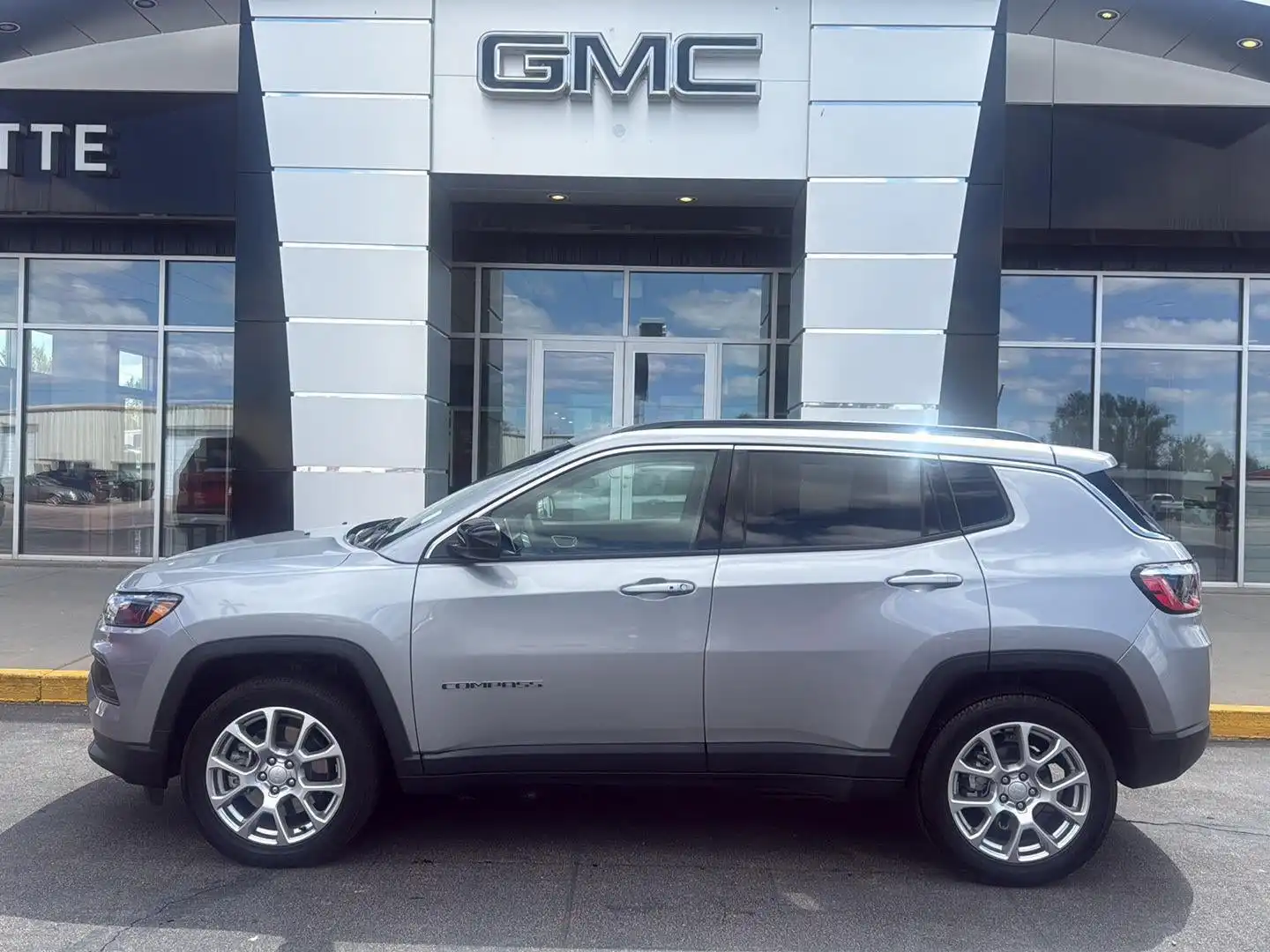 2023 Jeep Compass Latitude Lux 4X4's photo