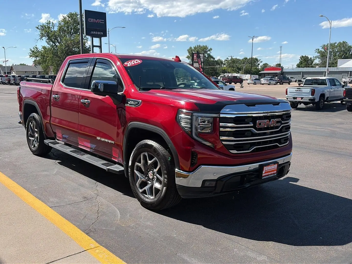 2023 GMC Sierra 4WD Crew Cab Short Box SLT photo 3