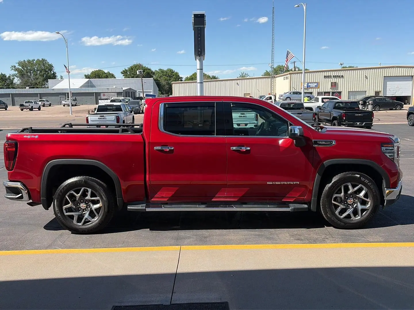 2023 GMC Sierra 4WD Crew Cab Short Box SLT photo 4