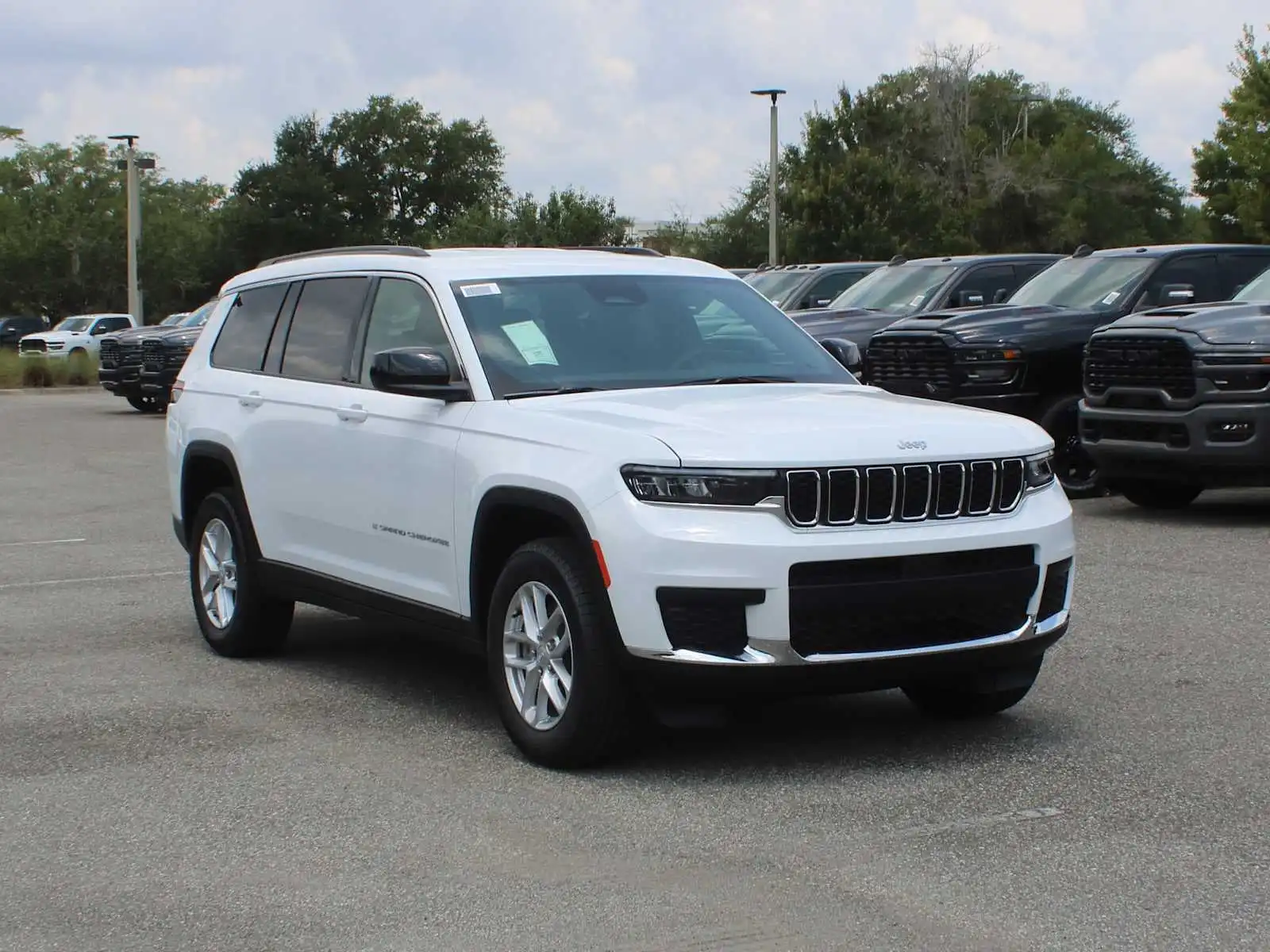 2026 Jeep Grand Cherokee L Laredo's photo