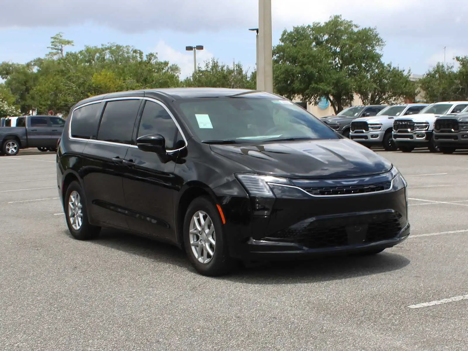 2027 Chrysler Pacifica Select's photo