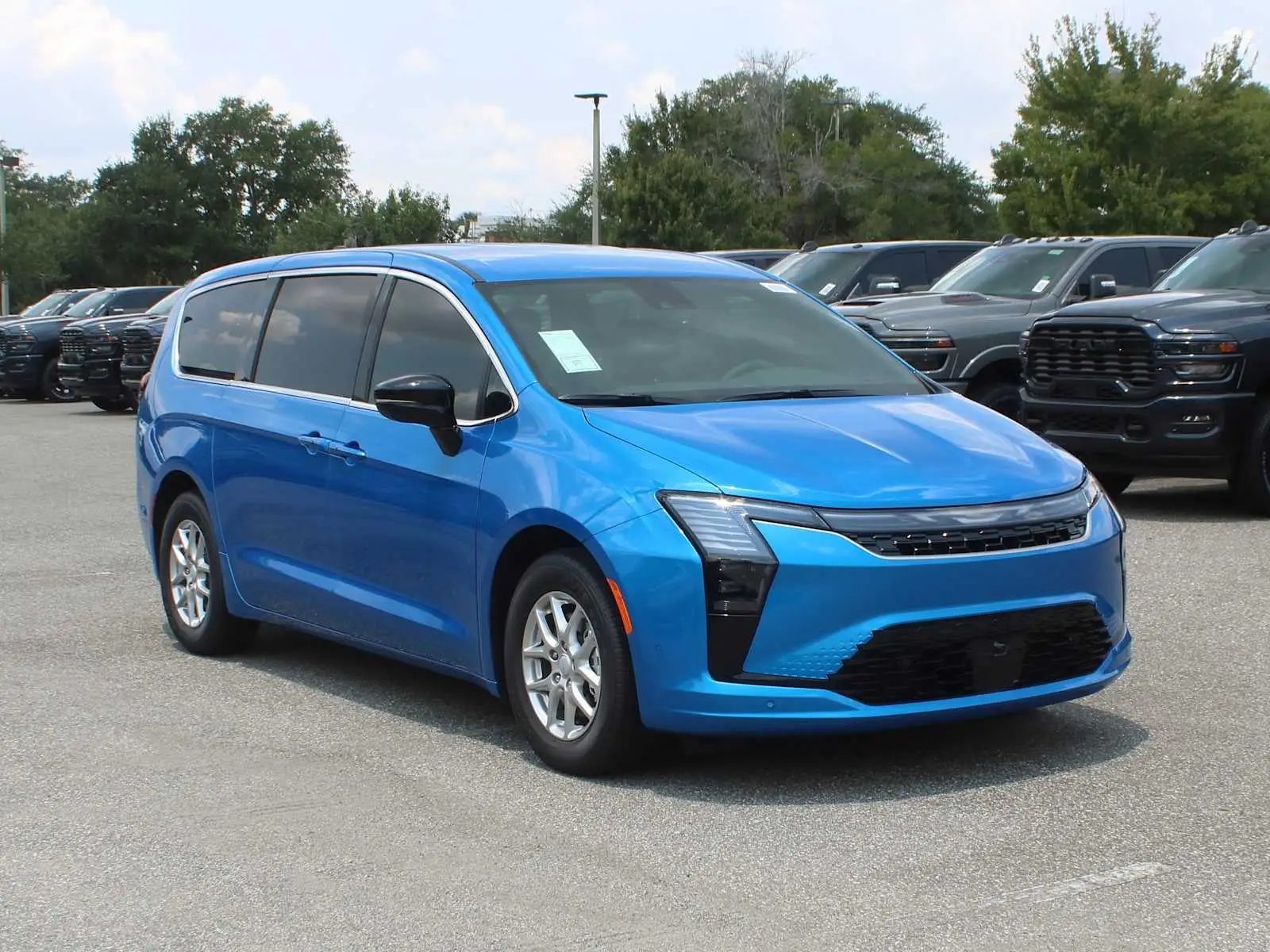 2027 Chrysler Pacifica Select photo 1