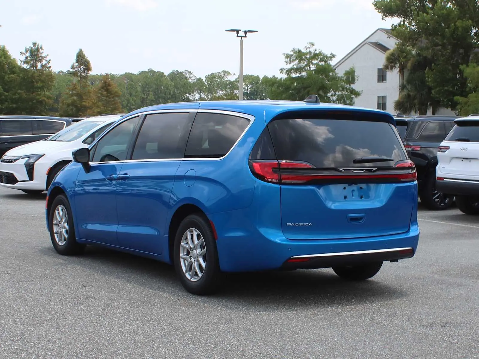 2027 Chrysler Pacifica Select photo 3