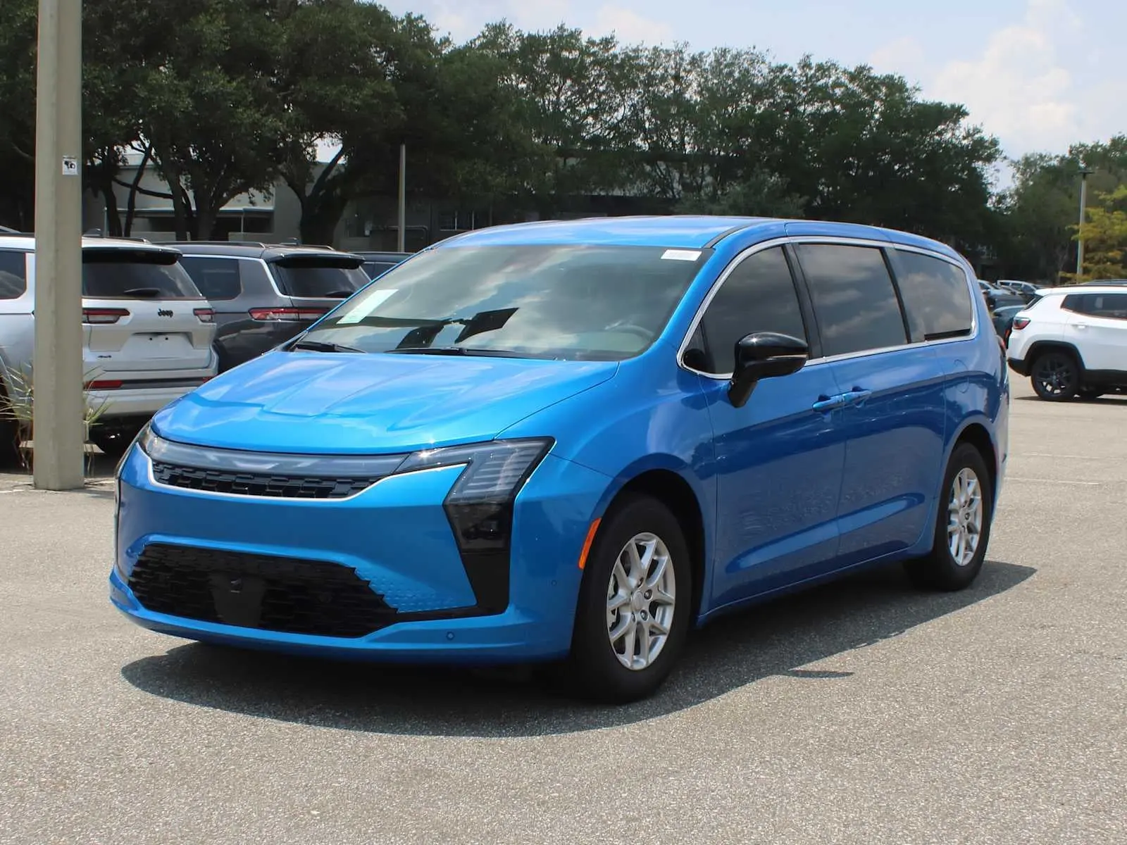 2027 Chrysler Pacifica Select photo 4