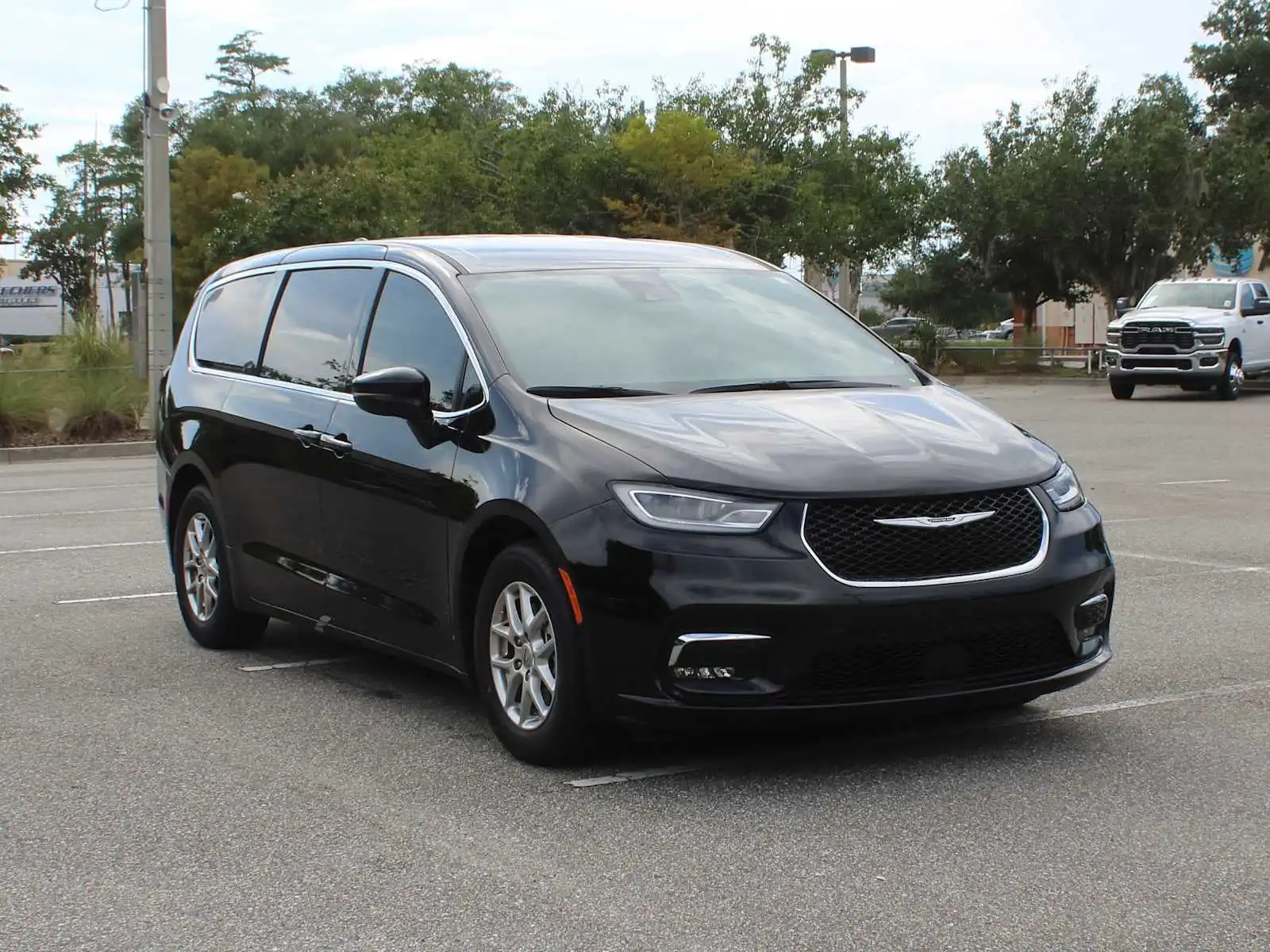 2025 Chrysler Pacifica Select's photo