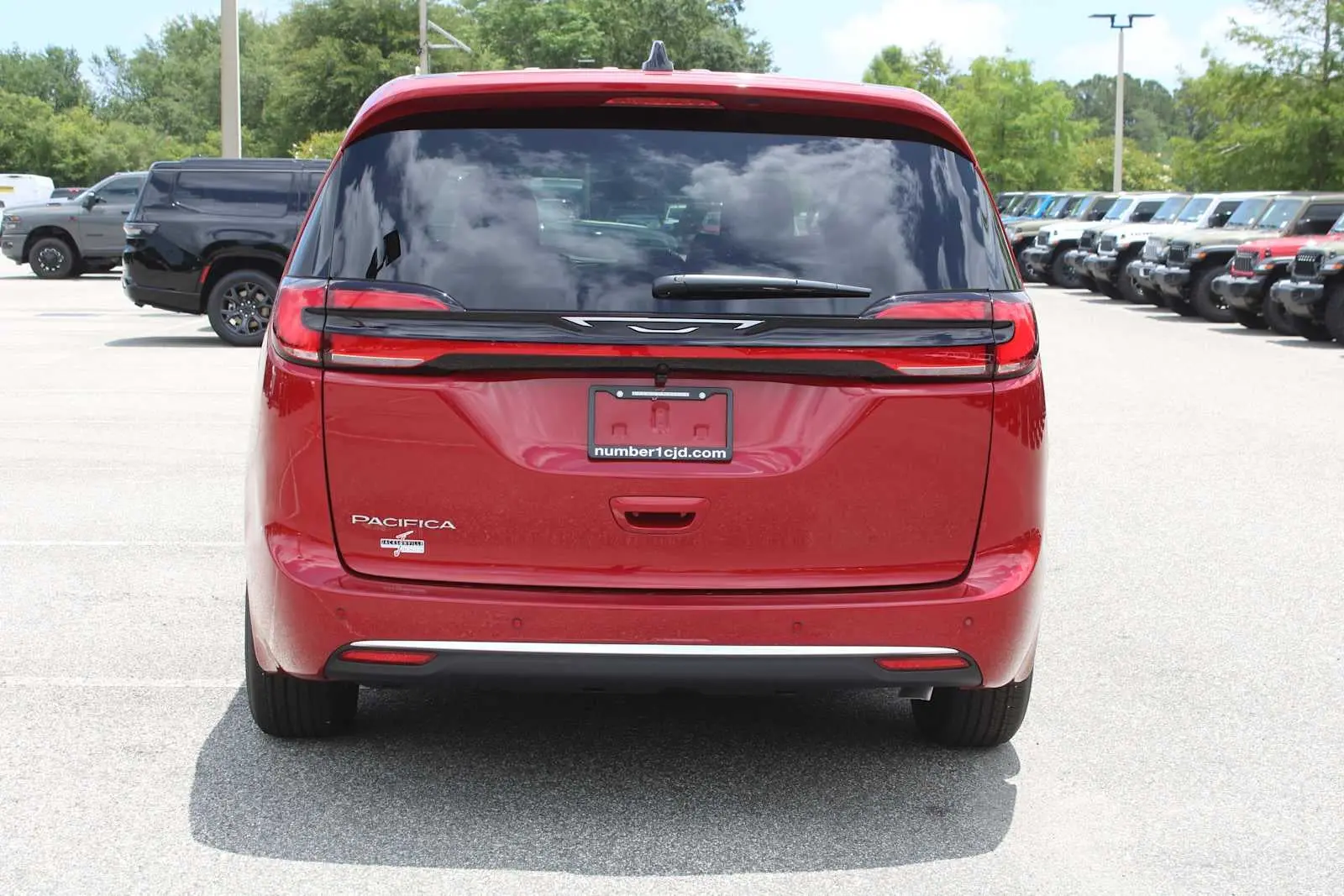 2027 Chrysler Pacifica Select photo 3