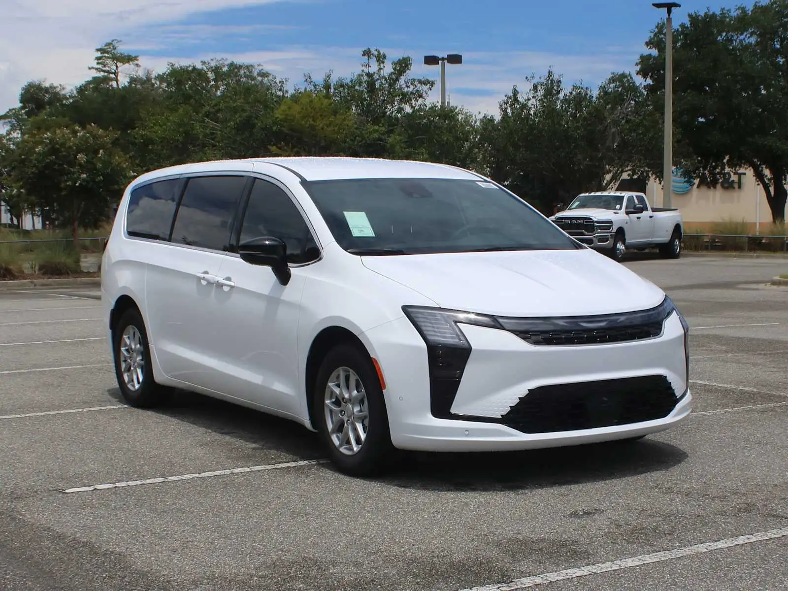2027 Chrysler Pacifica Select's photo