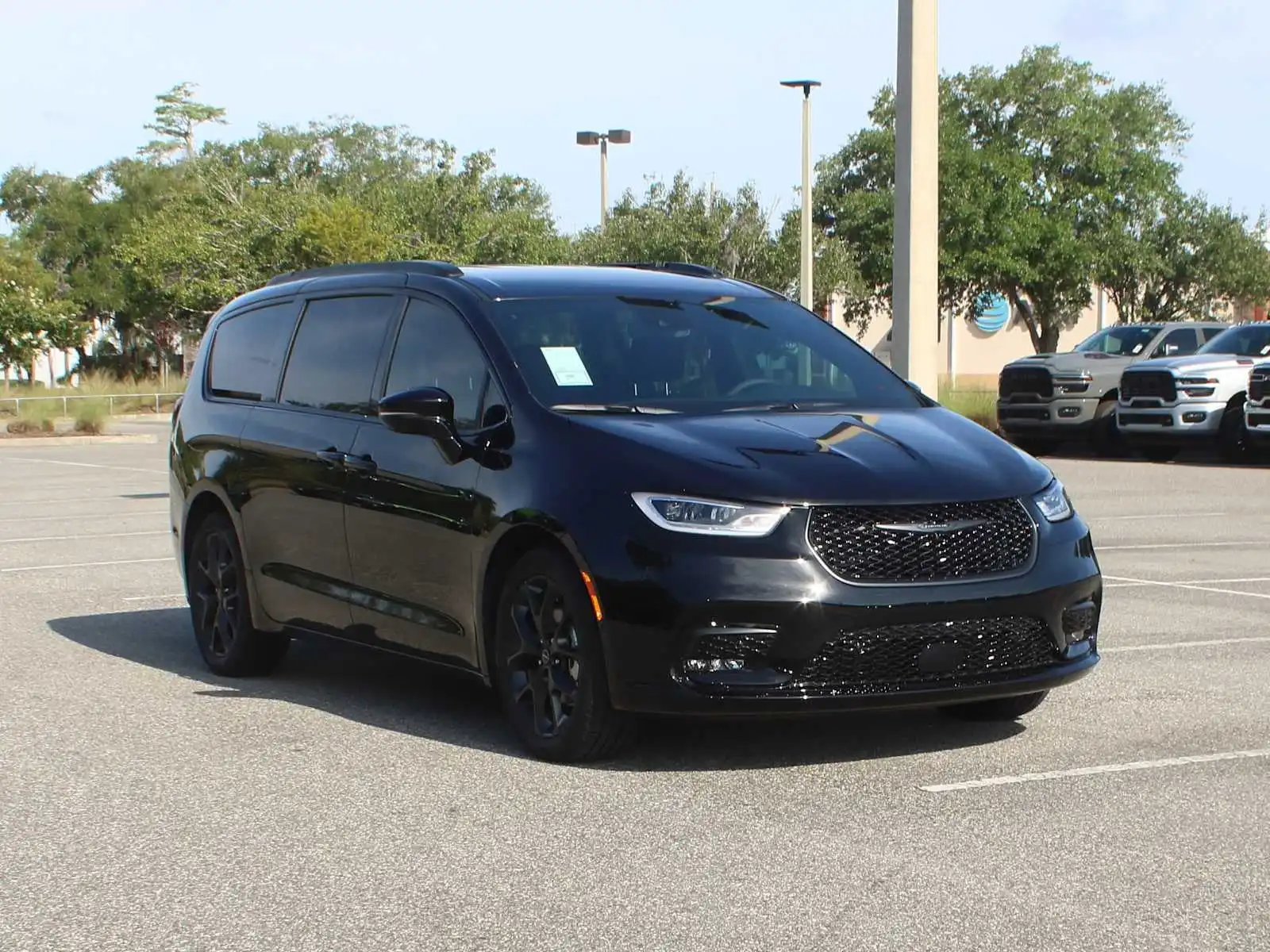 2026 Chrysler Pacifica Select's photo