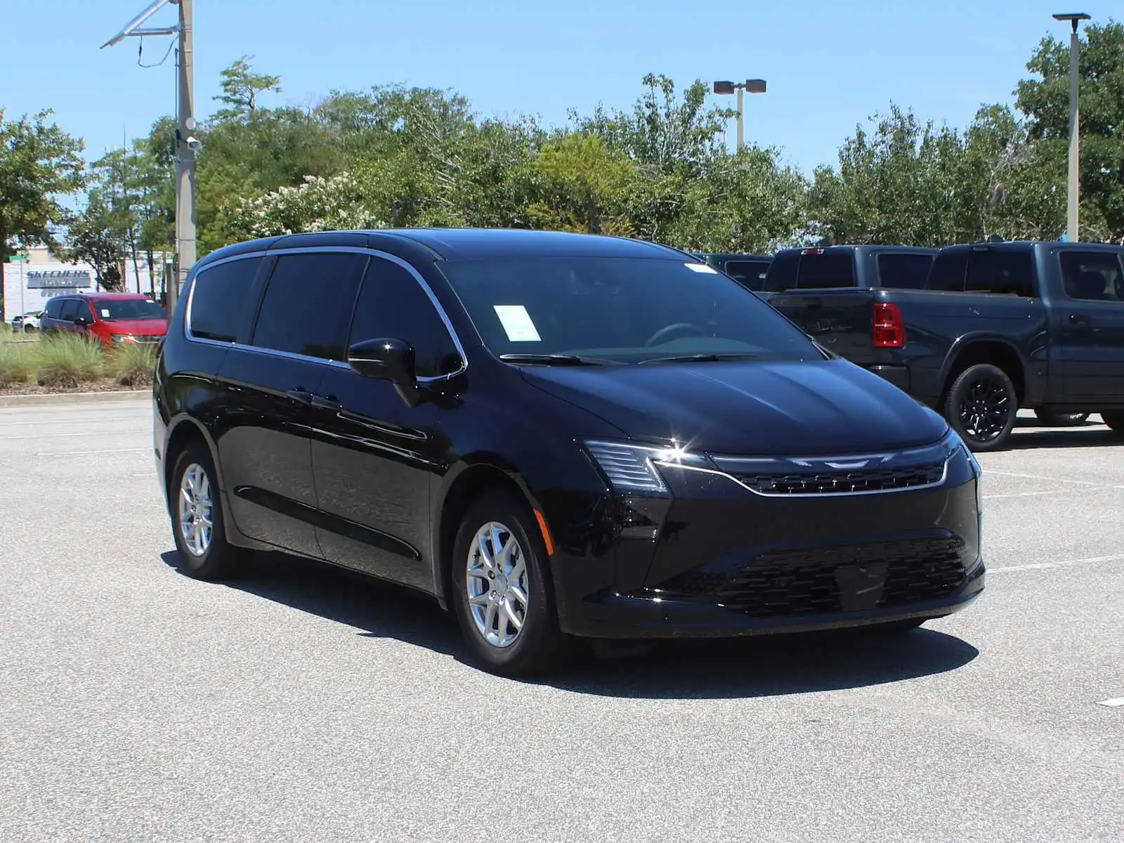 2027 Chrysler Pacifica Select's photo