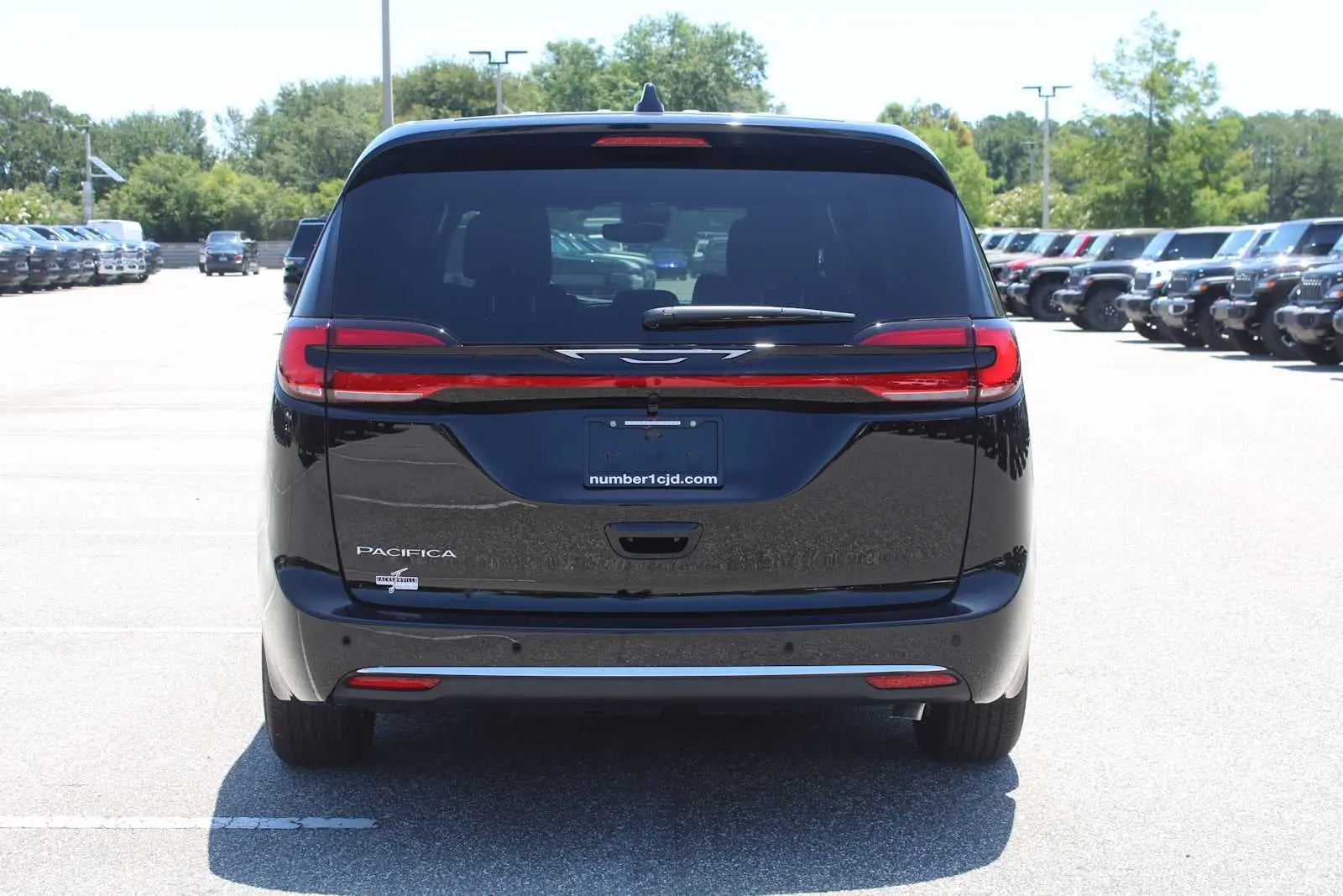 2027 Chrysler Pacifica Select photo 3