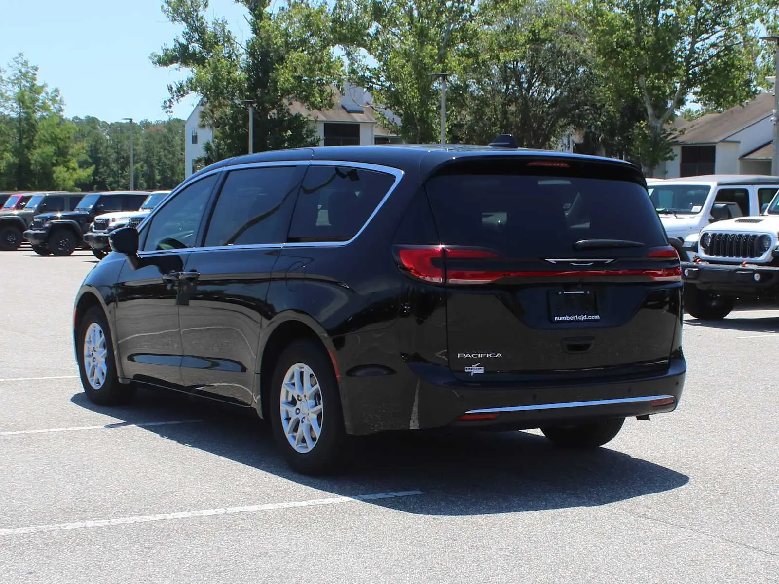 2027 Chrysler Pacifica Select photo 4