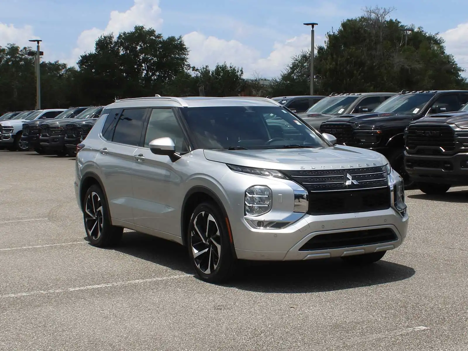 2022 Mitsubishi Outlander SEL S-AWC's photo