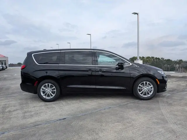 2026 Chrysler Pacifica Select photo 3