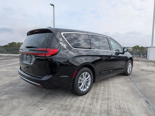 2026 Chrysler Pacifica Select photo 4