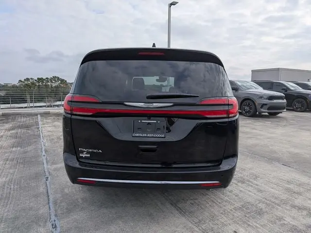 2026 Chrysler Pacifica Select photo 5