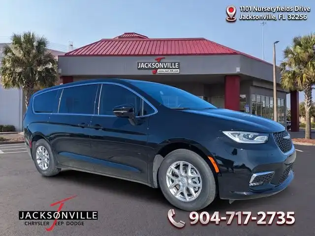 2026 Chrysler Pacifica Select's photo
