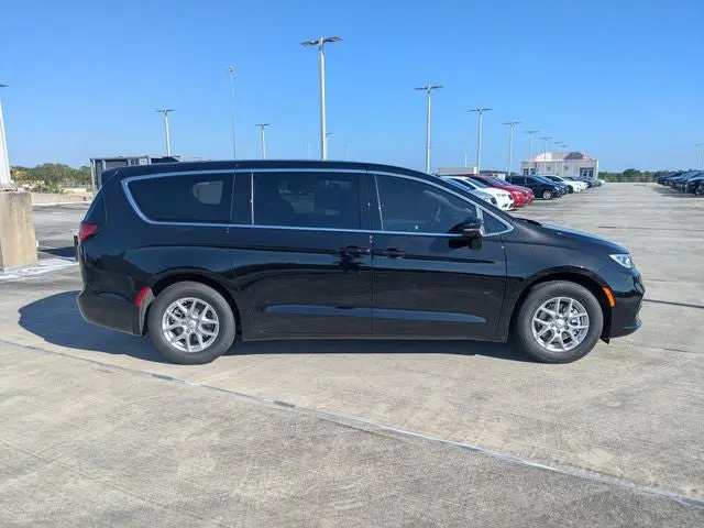 2026 Chrysler Pacifica Select photo 3
