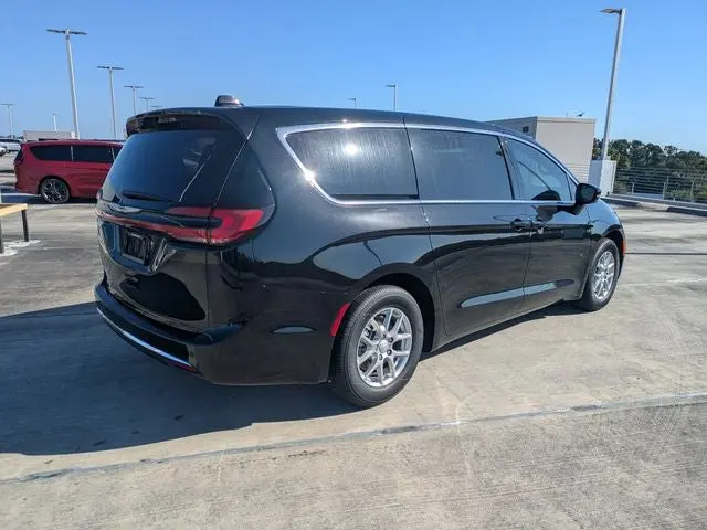 2026 Chrysler Pacifica Select photo 4