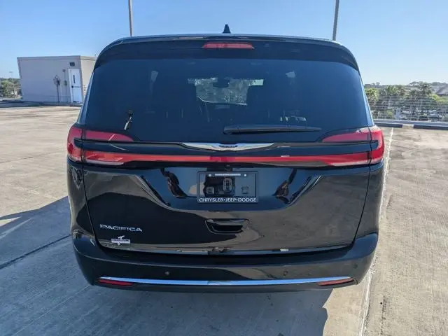 2026 Chrysler Pacifica Select photo 5