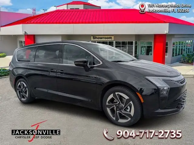 2027 Chrysler Pacifica Limited's photo