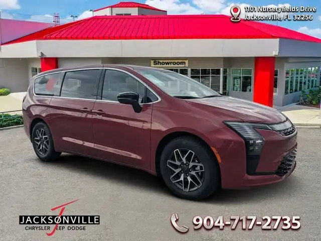 2027 Chrysler Pacifica Limited's photo