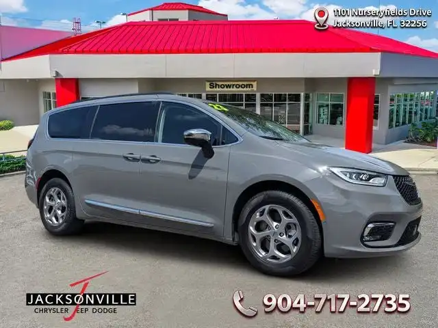 2023 Chrysler Pacifica Limited AWD's photo
