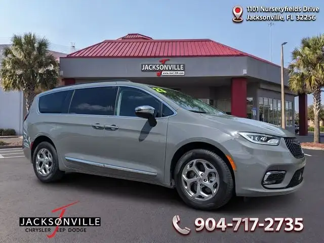 2023 Chrysler Pacifica Limited AWD's photo
