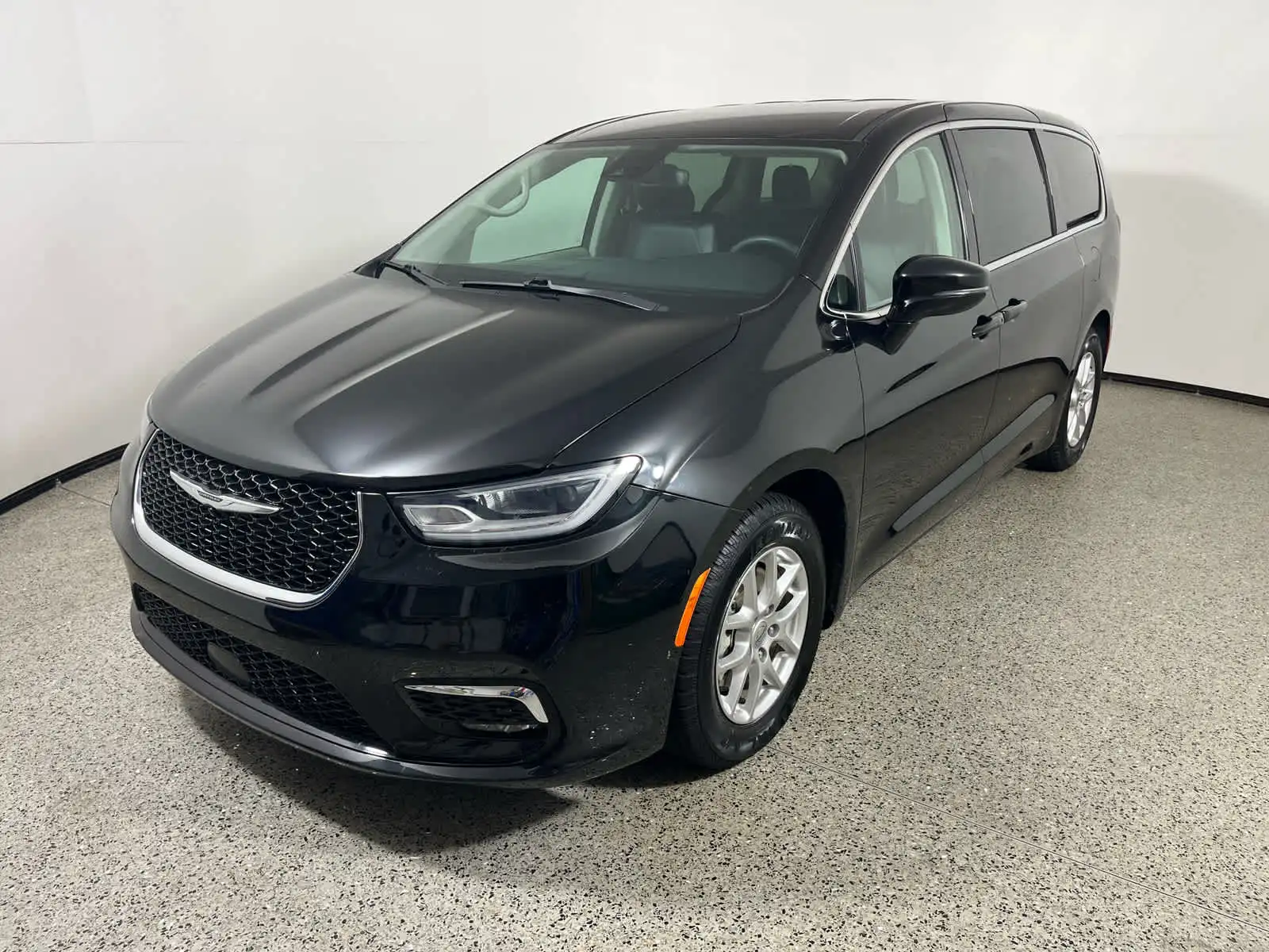 2024 Chrysler Pacifica Touring L's photo