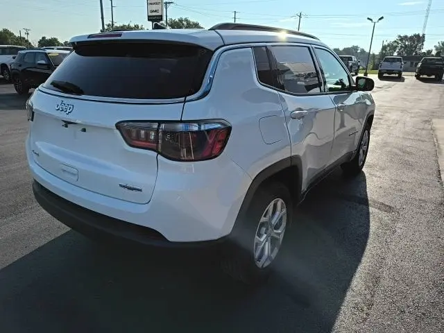 2024 Jeep Compass Latitude 4X4 photo 3