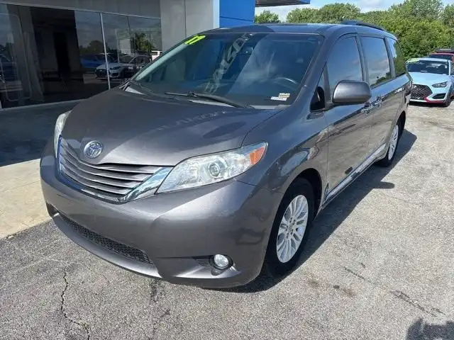 2017 Toyota Sienna XLE V6 7-Passenger Access Seat's photo