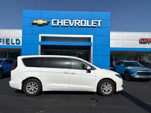 2022 Chrysler Voyager LX's photo