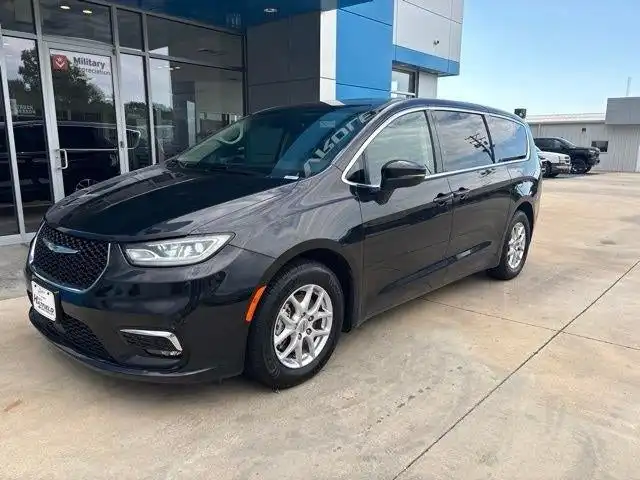 2023 Chrysler Pacifica Touring L's photo