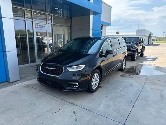 2023 Chrysler Pacifica Touring L's photo