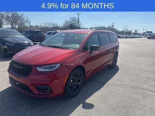 2026 Chrysler Pacifica Select photo 4