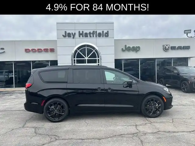 2026 Chrysler Pacifica Select's photo