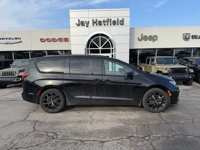 2026 Chrysler Pacifica Select photo 1