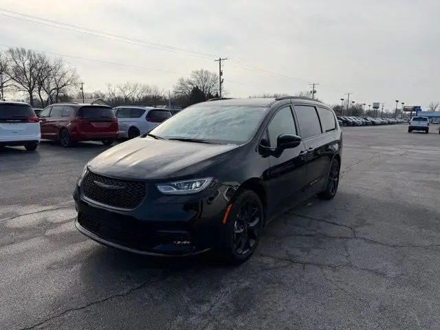 2026 Chrysler Pacifica Select photo 3