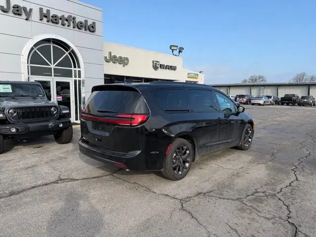 2026 Chrysler Pacifica Select photo 4