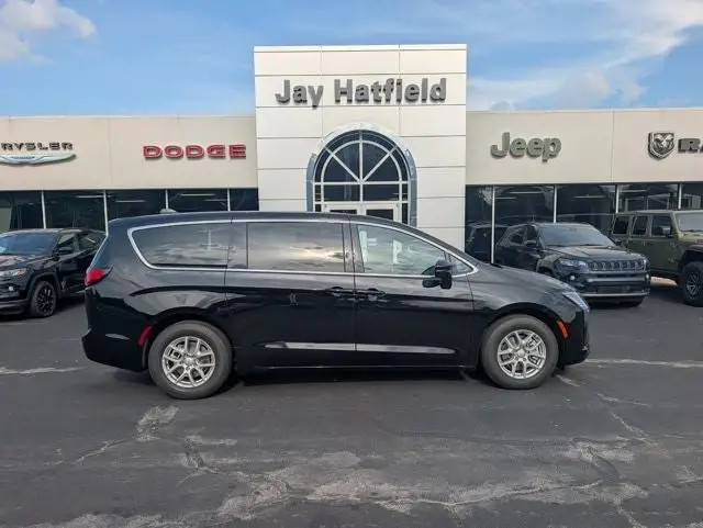2027 Chrysler Pacifica Select photo 1