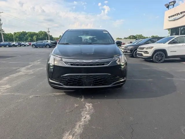2027 Chrysler Pacifica Select photo 3