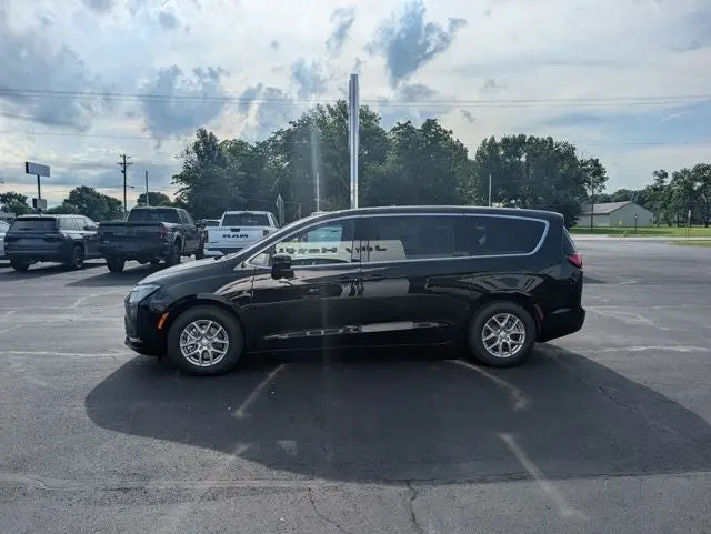 2027 Chrysler Pacifica Select photo 5