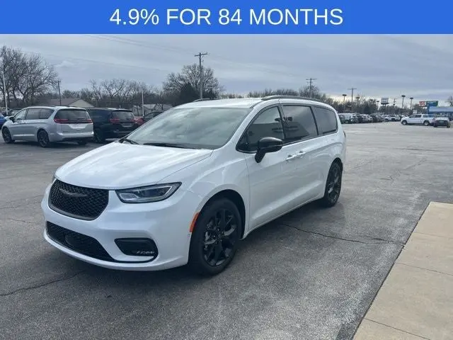 2026 Chrysler Pacifica Select photo 4