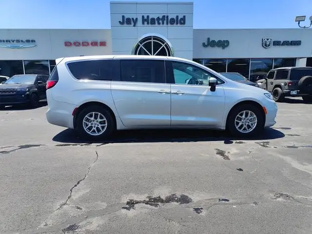 2023 Chrysler Pacifica Touring L photo 1
