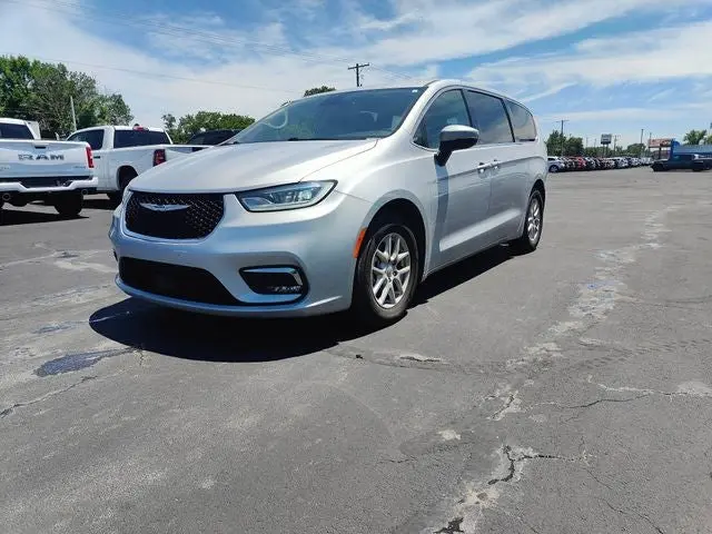 2023 Chrysler Pacifica Touring L photo 3