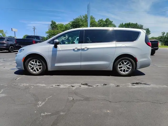 2023 Chrysler Pacifica Touring L photo 4