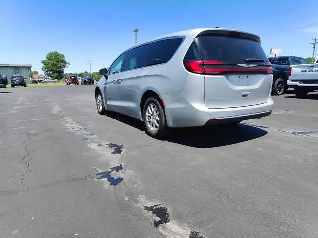 2023 Chrysler Pacifica Touring L photo 5